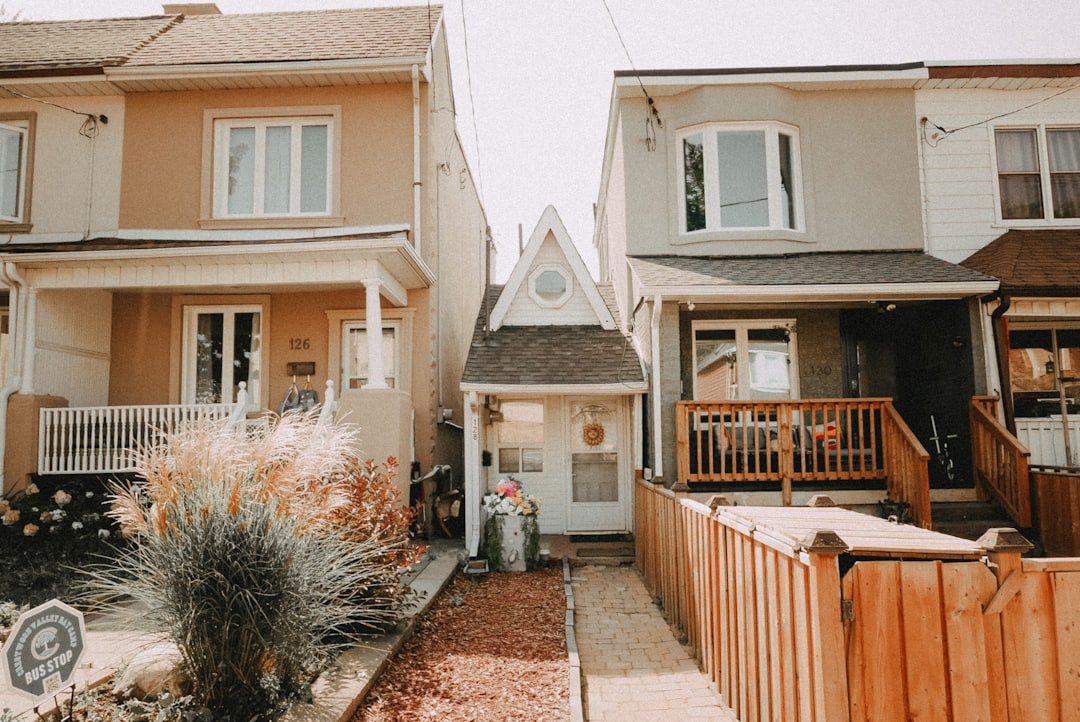 Selling and Buying a Home at the Same Time in Ontario